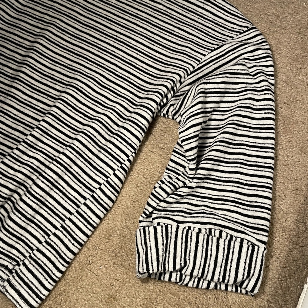 Black and white striped Sweaterlike top - Picture 4 of 11